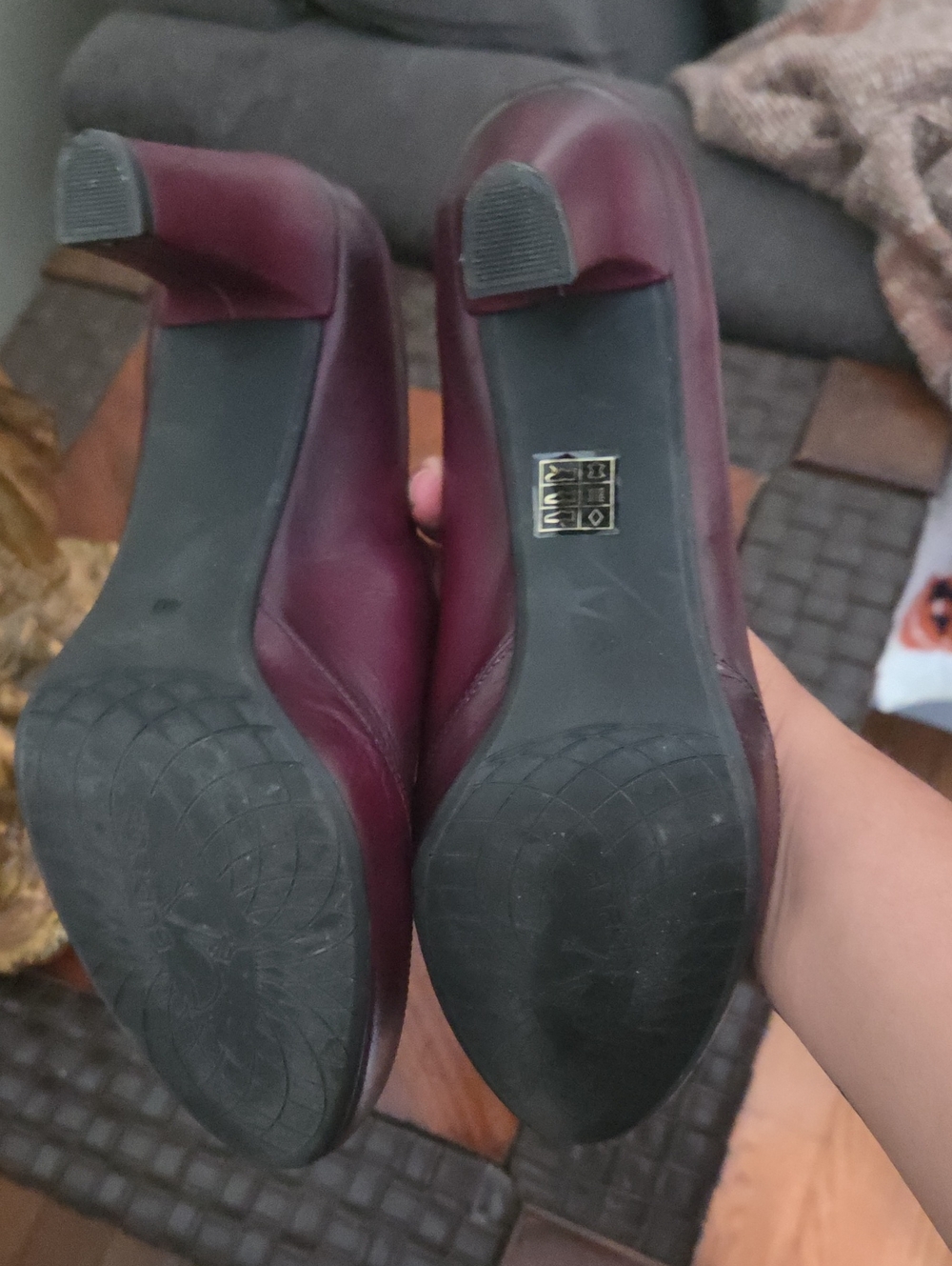 **PRICED TO SELL **BRAND NEW Dorking Burgandy Pumps - Picture 3 of 6